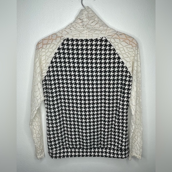 Women’s Laced Turtleneck Long Sleeves W/Retro Pattern Design - Picture 5 of 5